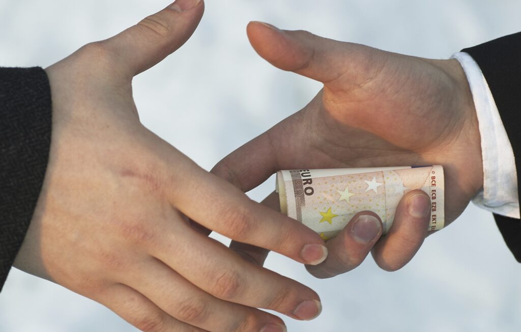 Polițist de frontieră din Otaci refuzând o tentativă de mituire.