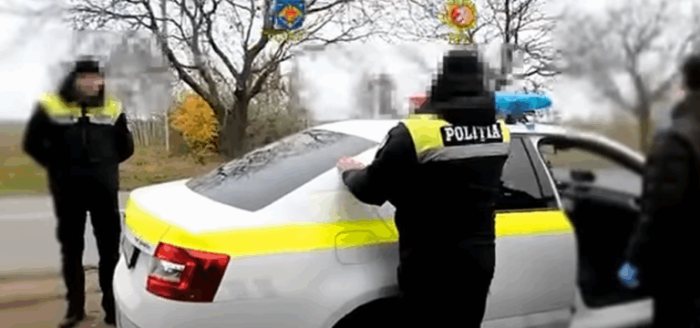 Ofițerii SPIA și procurorii PCCOCS rețin doi polițiști INSP pentru corupere pasivă, după un denunț la linia anticorupție MAI.