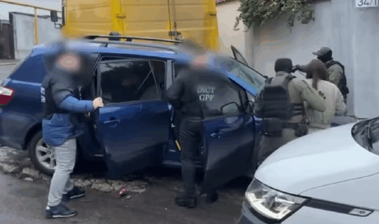 Doi tineri au fost reținuți pentru trafic de droguri în Chișinău. Poliția și PCCOCS au ridicat droguri și accesorii folosite la porționare.