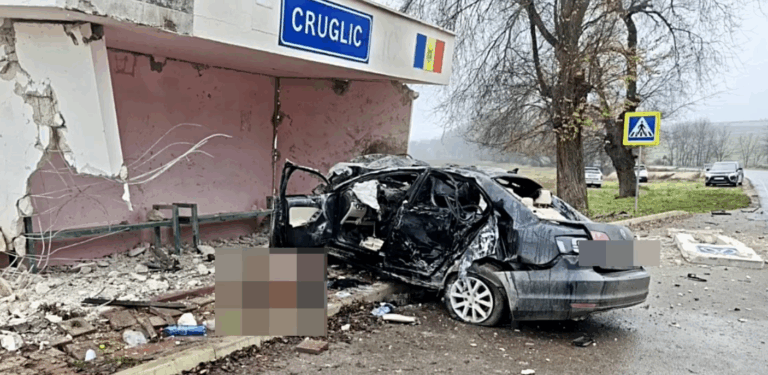 Mașină incendiată după un accident în stația de așteptare din Cruglic.