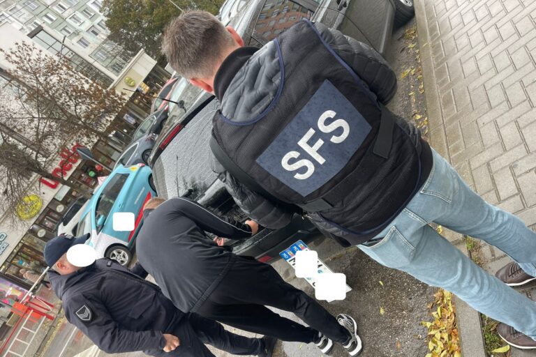 Inspectorii SFS și ANTA verifică taximetriștii din Chișinău în cadrul controalelor pentru prevenirea transportului ilicit.