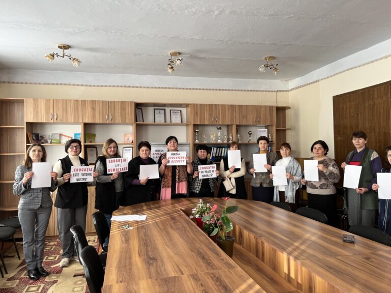 Cadrele didactice de la CUBolța ridică foi albe în semn de solidaritate cu educația.