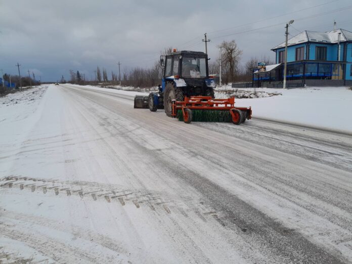 Drumarii intervin pe timp de noapte pentru curățarea drumurilor naționale în condiții de iarnă