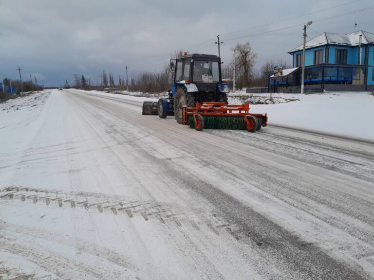 Drumarii intervin pe timp de noapte pentru curățarea drumurilor naționale în condiții de iarnă