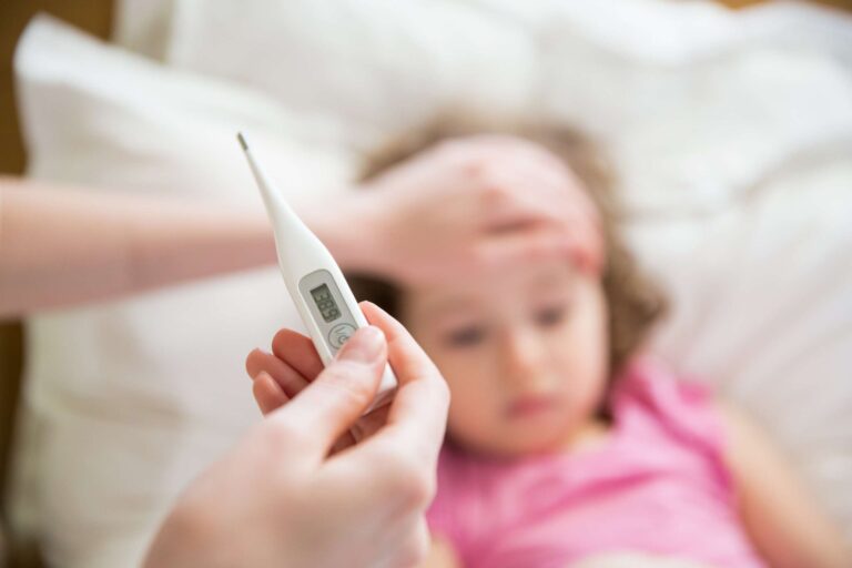 Medic cu mască într-un cabinet medical, simbol al monitorizării infecțiilor respiratorii