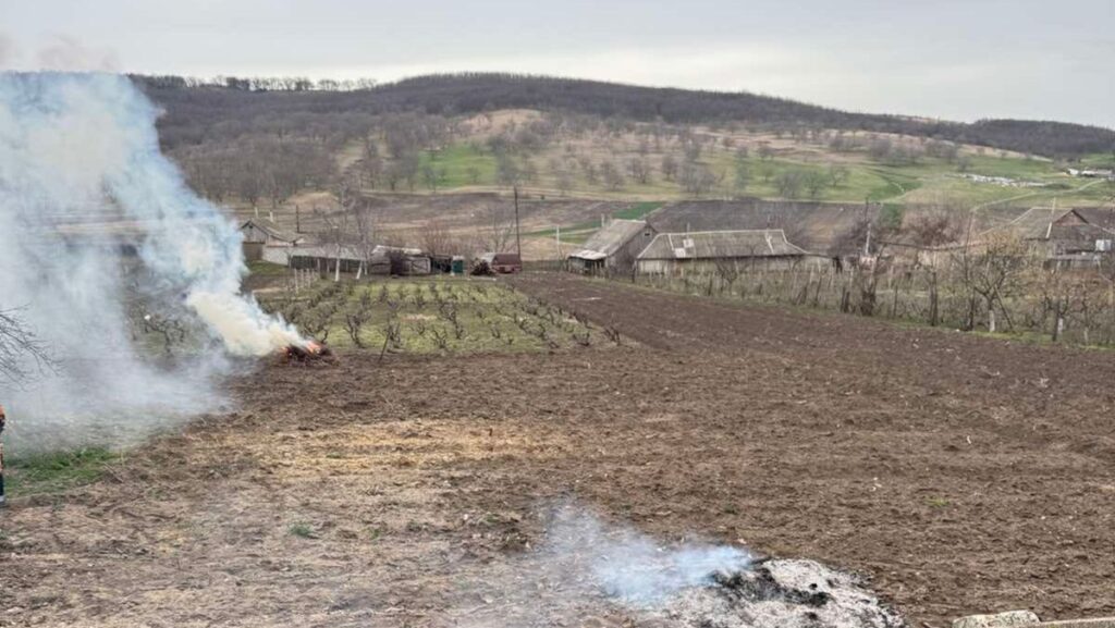 Inspectorii de mediu desfășoară controale în localitățile din raionul Ocnița pentru prevenirea arderilor ilegale. Arderea resturilor vegetale este sancționată conform legii
