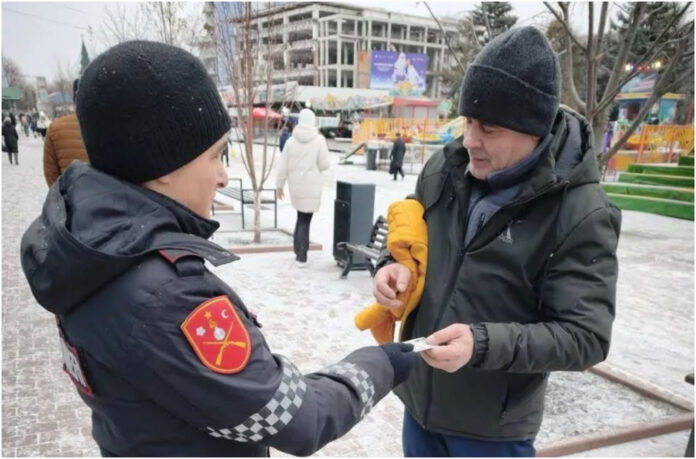 Carabinieri din Bălți restituind un buletin de identitate pierdut