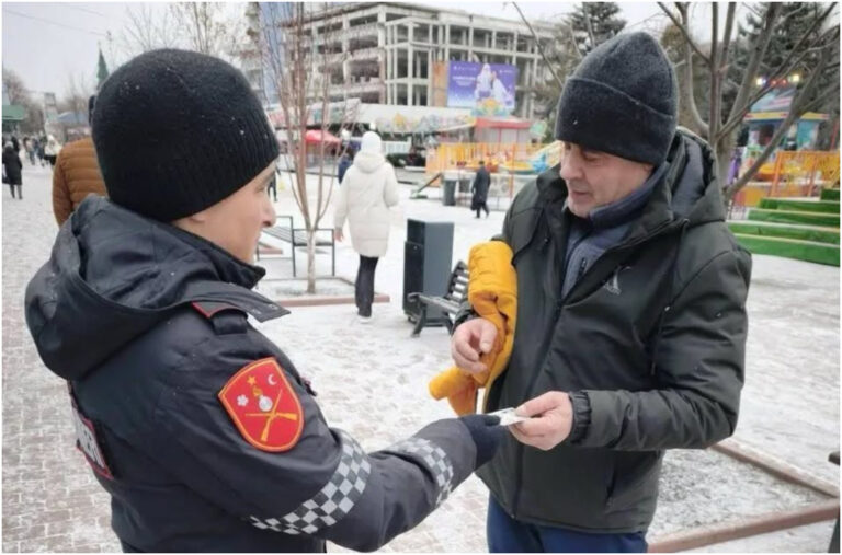 Carabinieri din Bălți restituind un buletin de identitate pierdut