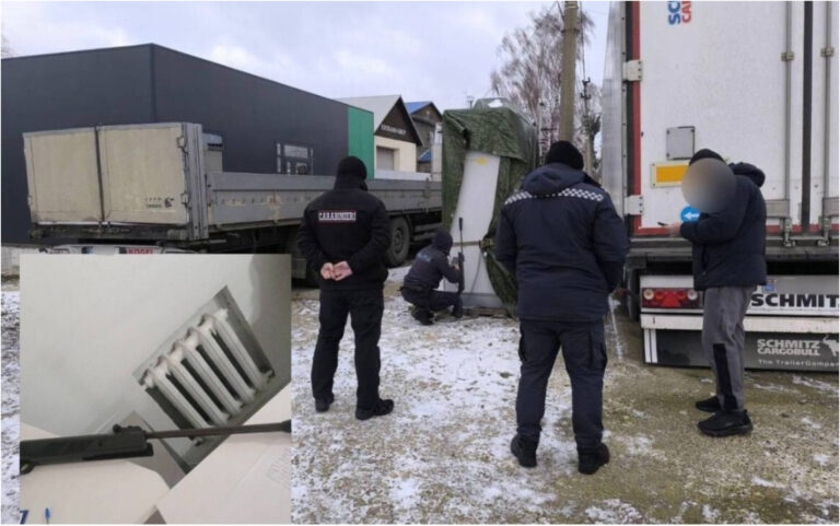 Carabinierii din Edineț în timpul unei misiuni de menținere a ordinii publice, după reținerea unui bărbat cu armă pneumatică.