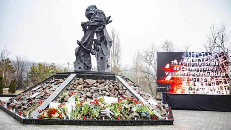 Elevi participă la un moment de reculegere în memoria victimelor Holocaustului