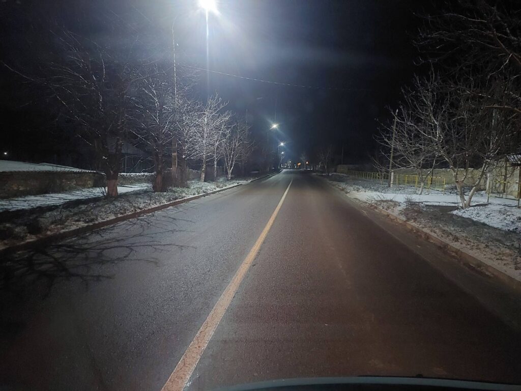 Utilaje speciale acționează noaptea pe drumurile naționale pentru combaterea lunecușului.