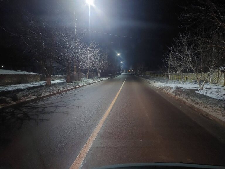 Utilaje speciale acționează noaptea pe drumurile naționale pentru combaterea lunecușului.