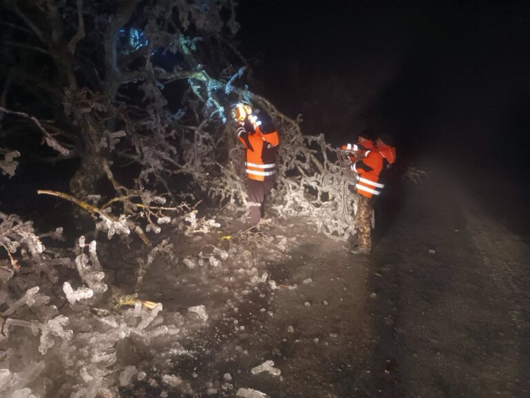 Utilaje speciale intervenind noaptea pentru întreținerea drumurilor naționale pe timp de iarnă.