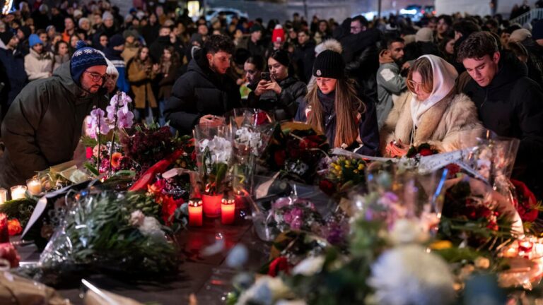 Lumânări și flori depuse în memoria victimelor incendiului din Crans-Montana.