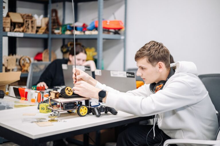 Elevi din Bălți participă la ateliere STEM în cadrul Clubului Tinerilor Makeri, la Tekwill Bălți