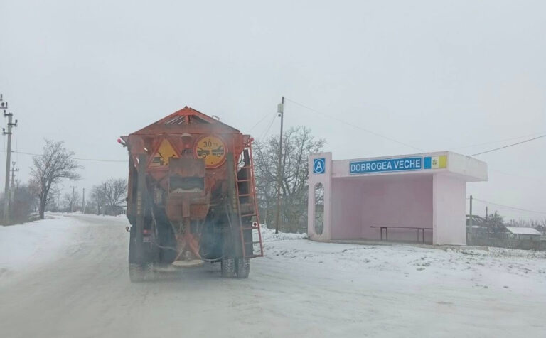 Drumari intervenind pe timp de noapte pentru deszăpezirea drumurilor naționale