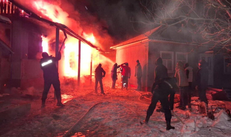 Intervenție nocturnă la un incendiu produs pe strada Păcii din orașul Cupcini. Zona a fost securizată, iar focul a fost lichidat fără victime.