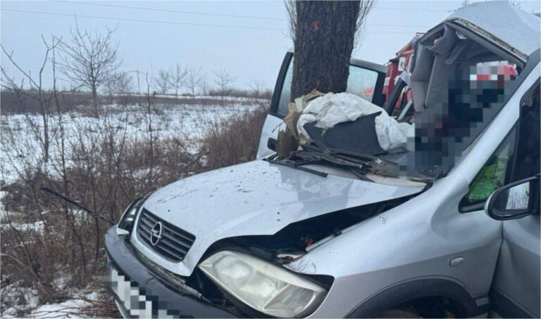 Mașină avariată în urma unui accident rutier grav în raionul Fălești