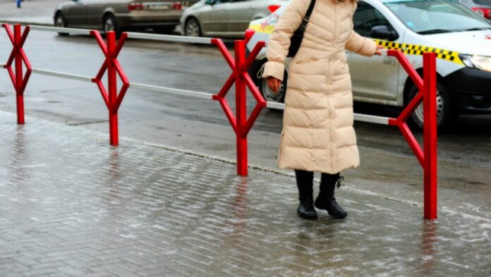 Drum acoperit de polei și ceață densă în timpul avertizării meteo