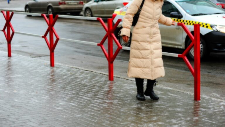 Drum acoperit de polei și ceață densă în timpul avertizării meteo