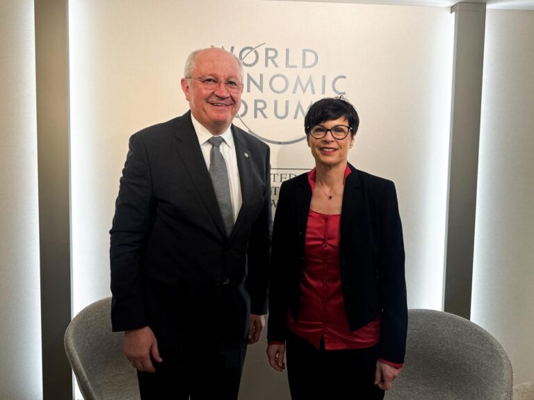 Premierul Alexandru Munteanu discută cu Marta Kos la Forumul Economic Mondial de la Davos