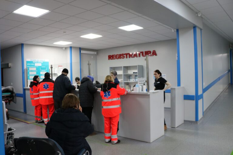 Trotuar alunecos acoperit cu polei, periculos pentru pietoni
