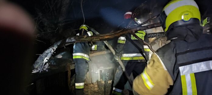Pompierii au salvat o femeie de 60 de ani în urma unui incendiu izbucnit într-o locuință din Bălți