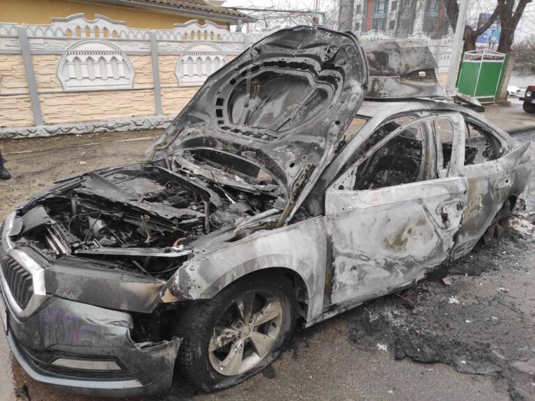 Pompierii intervin la Cahul pentru stingerea unui automobil cuprins de flăcări