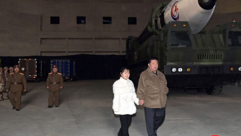 Foto: Profimedia Citește mai mult la: https://www.digi24.ro/stiri/externe/coreea-de-nord/kim-jong-un-si-a-numit-fiica-in-varsta-de-13-ani-in-functia-de-director-general-al-armelor-nucleare-din-coreea-de-nord-presa-3647653 Informaţiile publicate pe site-ul Digi24.ro pot fi preluate, în conformitate cu legislația aplicabilă, doar în limita a 120 de caractere.