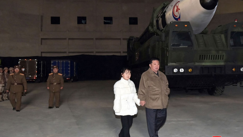 Foto: Profimedia Citește mai mult la: https://www.digi24.ro/stiri/externe/coreea-de-nord/kim-jong-un-si-a-numit-fiica-in-varsta-de-13-ani-in-functia-de-director-general-al-armelor-nucleare-din-coreea-de-nord-presa-3647653 Informaţiile publicate pe site-ul Digi24.ro pot fi preluate, în conformitate cu legislația aplicabilă, doar în limita a 120 de caractere.