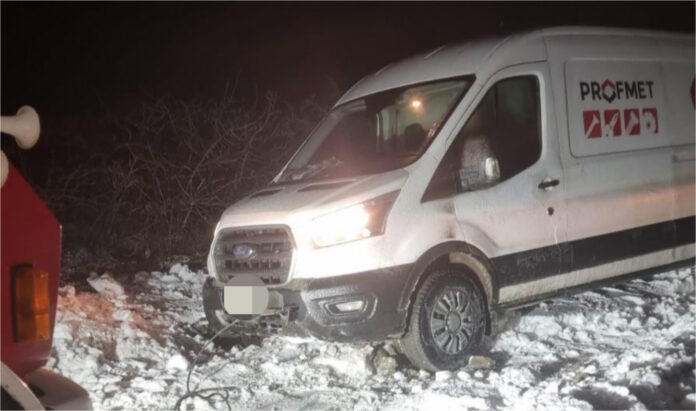 Autoritățile intervin pe drumuri pentru a asigura circulația în condiții de polei și ninsoare