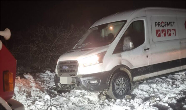 Autoritățile intervin pe drumuri pentru a asigura circulația în condiții de polei și ninsoare