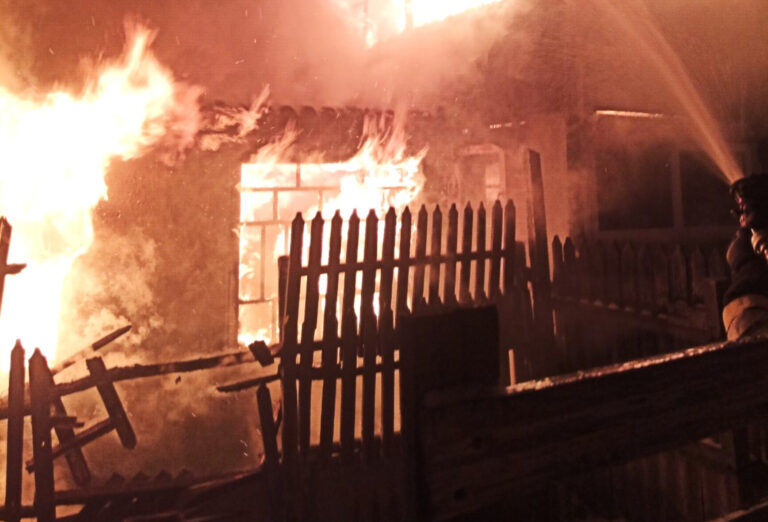 Pompierii intervin la o locuință din Sîngerei, unde au izbucnit două incendii la interval de câteva ore.