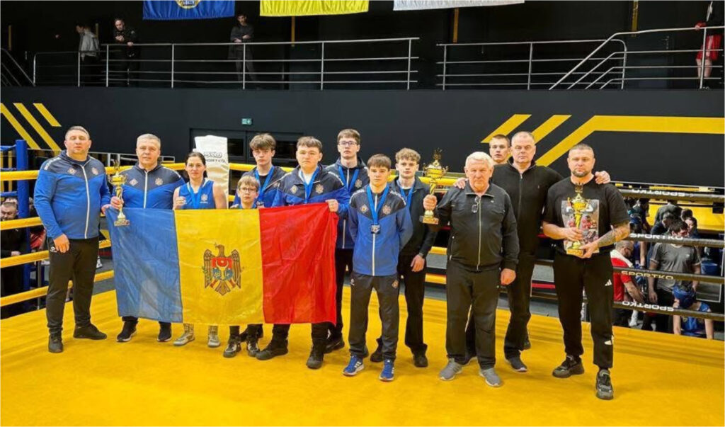 Tineri boxeri pe podium la un turneu internațional desfășurat în Ucraina.