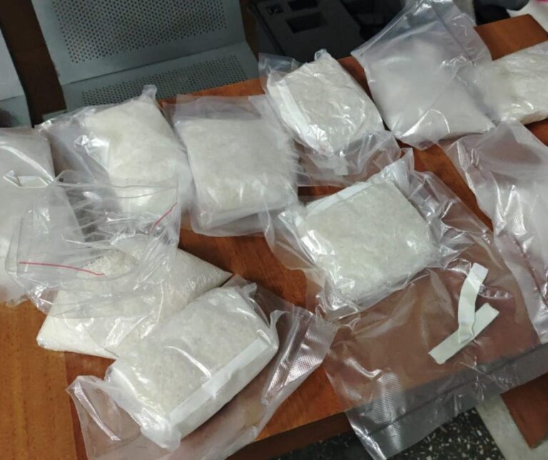 Aproximativ 6,3 kg de substanță suspectă a fi drog au fost descoperite la vama Leușeni