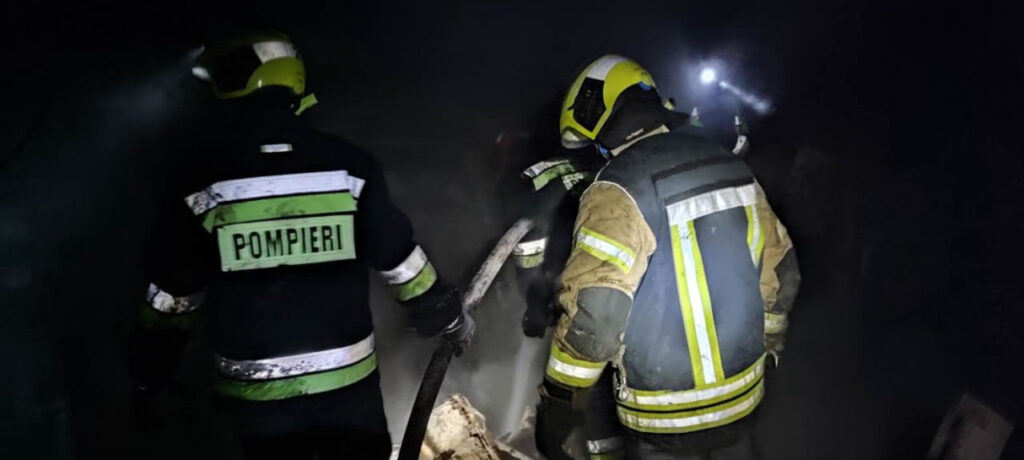 Două persoane au fost rănite în incendii izbucnite în locuințe din Moldova, provocate de fumat neglijent și o lumânare lăsată aprinsă fără supraveghere. Pompierii au intervenit rapid pentru a stinge flăcările și a preveni extinderea focului