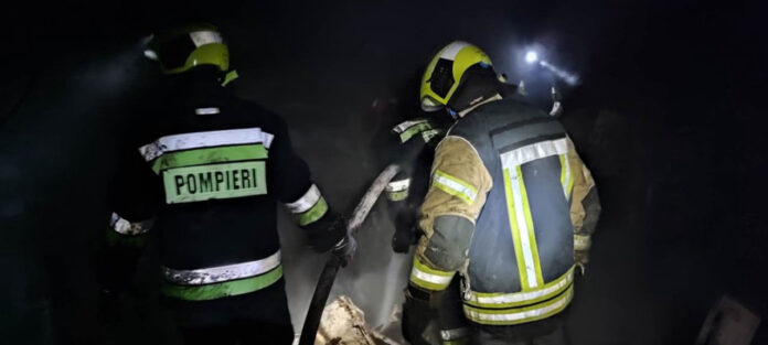 Două persoane au fost rănite în incendii izbucnite în locuințe din Moldova, provocate de fumat neglijent și o lumânare lăsată aprinsă fără supraveghere. Pompierii au intervenit rapid pentru a stinge flăcările și a preveni extinderea focului