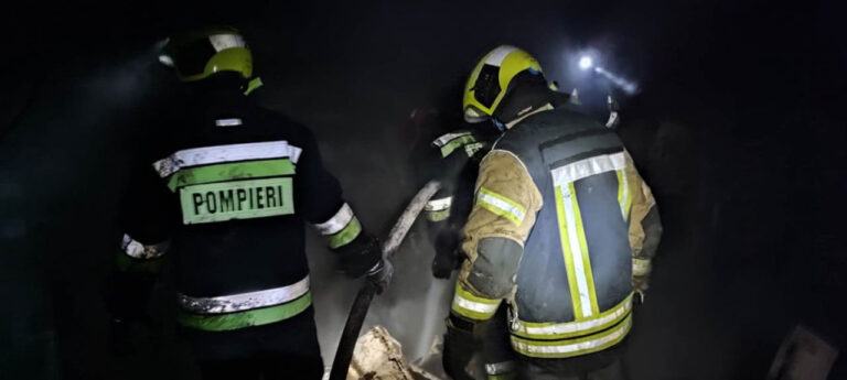 Două persoane au fost rănite în incendii izbucnite în locuințe din Moldova, provocate de fumat neglijent și o lumânare lăsată aprinsă fără supraveghere. Pompierii au intervenit rapid pentru a stinge flăcările și a preveni extinderea focului