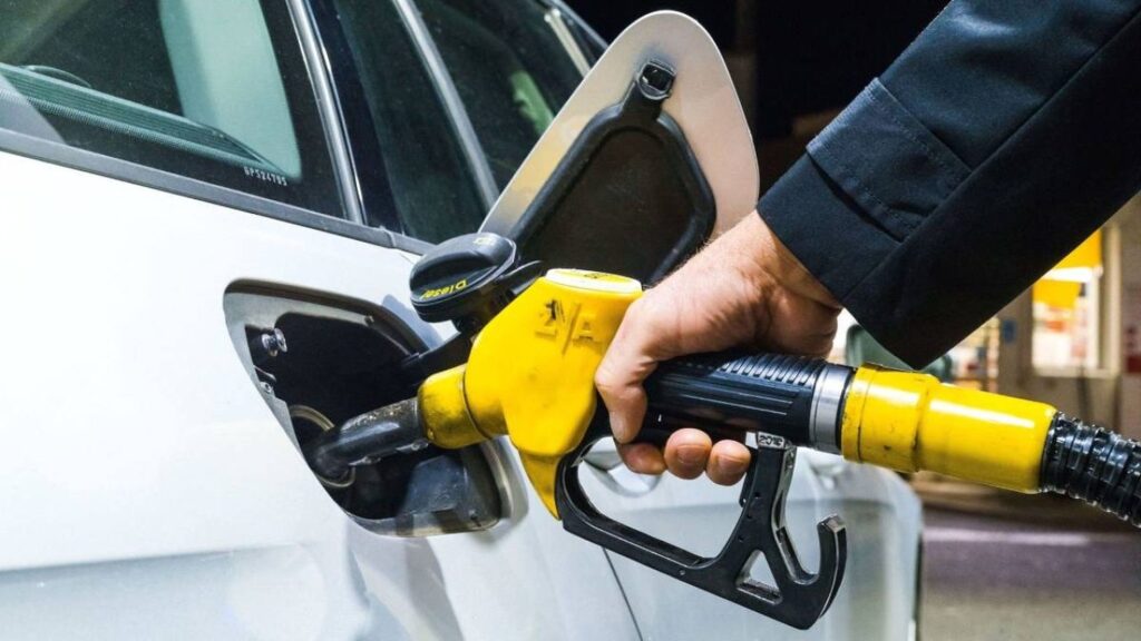 ANRE anunță noi scumpiri la carburanți în Republica Moldova pentru 11 martie 2026. Benzina COR 95 va costa 25,20 lei/litru, iar motorina 24,30 lei/litru, după o nouă majorare zilnică a prețurilor.