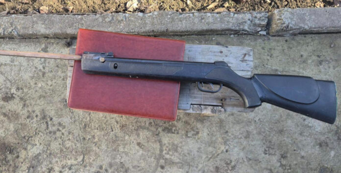 Polițiștii au depistat o armă pneumatică de model TORUN 101 în timpul unei percheziții la domiciliul unui bărbat din Ciolacul Nou, raionul Fălești.