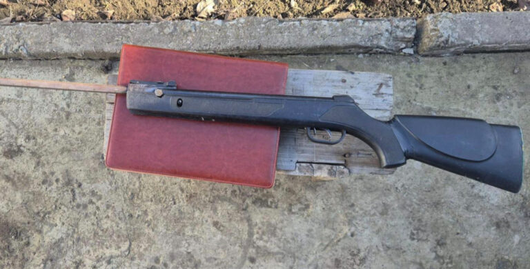 Polițiștii au depistat o armă pneumatică de model TORUN 101 în timpul unei percheziții la domiciliul unui bărbat din Ciolacul Nou, raionul Fălești.