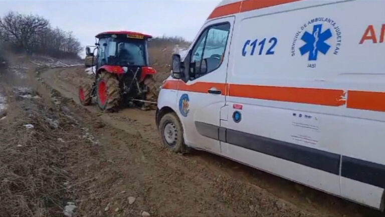 Ambulanță blocată în noroi pe un drum neasfaltat din comuna Mădârjac, județul Iași.