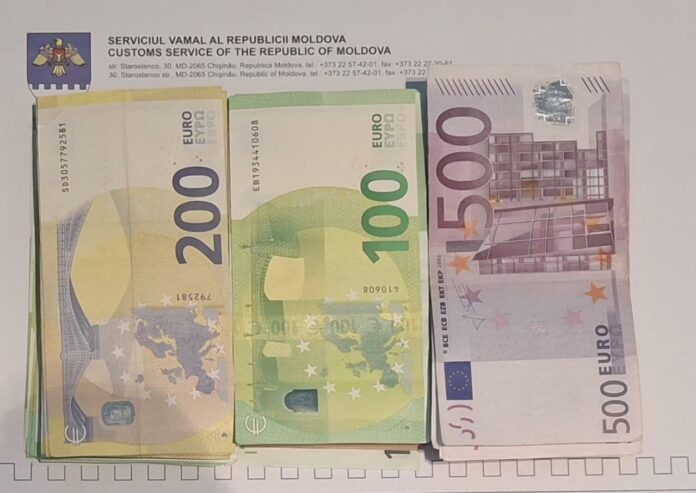 Bani în euro depistați de vameși la Aeroportul Chișinău