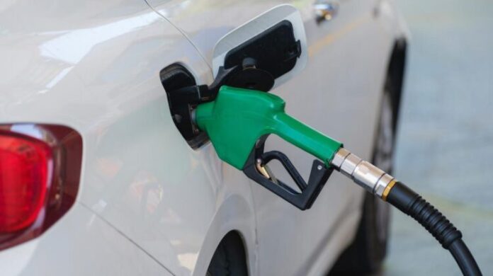 Ministrul Energiei, Dorin Junghietu, discută cu petroliștii despre introducerea treptată a creșterilor la carburanți pentru a reduce impactul asupra consumatorilor. Autoritățile investighează și cazurile în care unele stații PECO ar fi limitat vânzarea motorinei.
