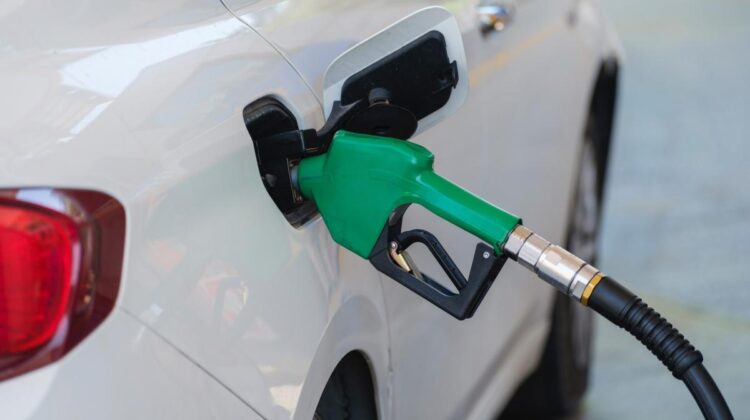 Ministrul Energiei, Dorin Junghietu, discută cu petroliștii despre introducerea treptată a creșterilor la carburanți pentru a reduce impactul asupra consumatorilor. Autoritățile investighează și cazurile în care unele stații PECO ar fi limitat vânzarea motorinei.