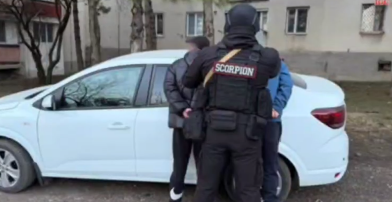 Droguri sintetice și probe ridicate în urma perchezițiilor la Bălți, doi suspecți reținuți