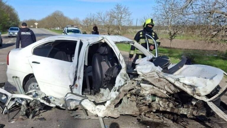 Mașină avariată după un accident rutier grav pe traseul M-5 🚗💥 Impact violent cu un copac și intervenția poliției la fața locului