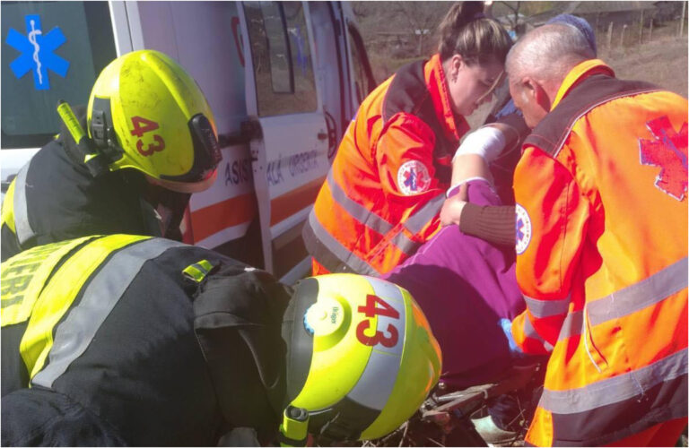 Salvatorii IGSU intervin pentru a scoate un tânăr blocat într-un motocultor