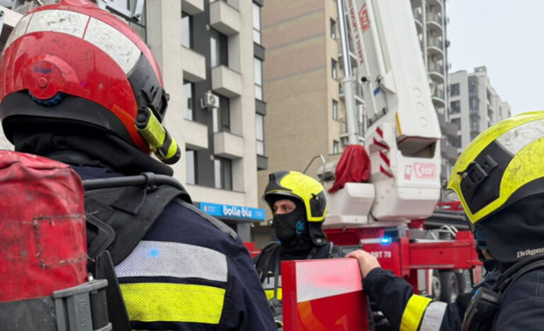 Pompierii IGSU au salvat o femeie dintr-un incendiu izbucnit într-un apartament din Chișinău, intervenind rapid pentru evacuarea locatarilor