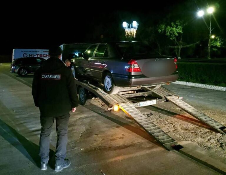 Un șofer aflat la volanul unui Mercedes a fost stopat pe strada Independenței din municipiul Bălți.